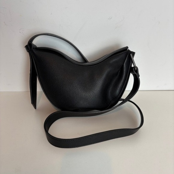 Elegant Black Leather Shoulder Bag - Picture 2 of 5